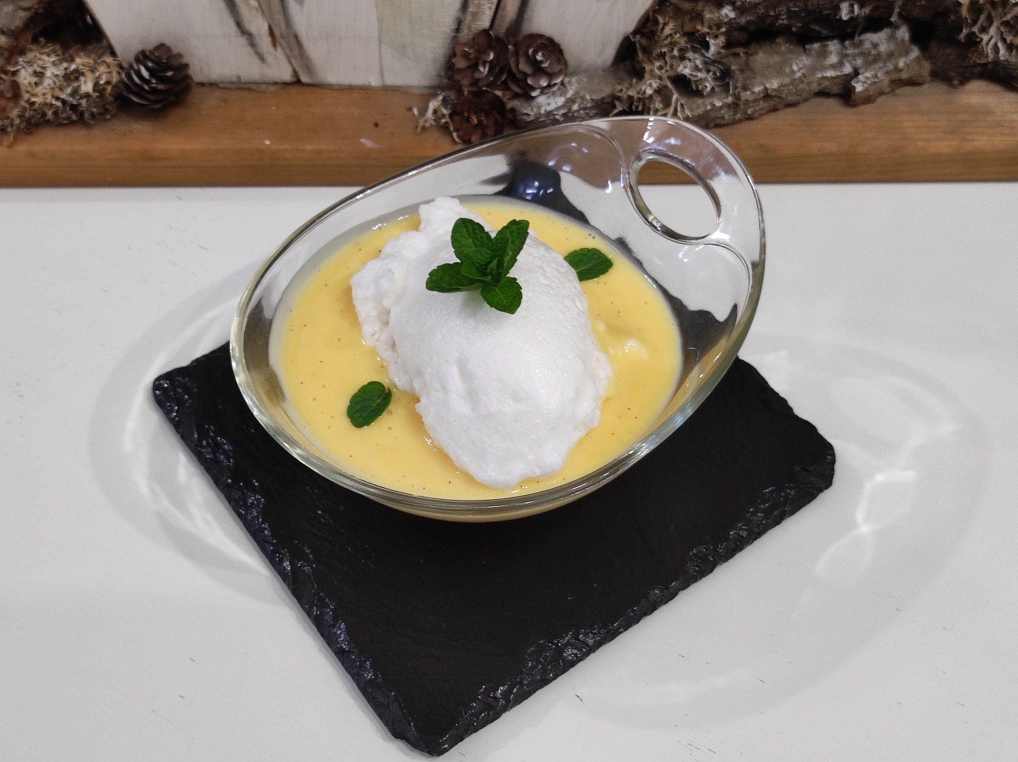 Madártej tejszínhabbal